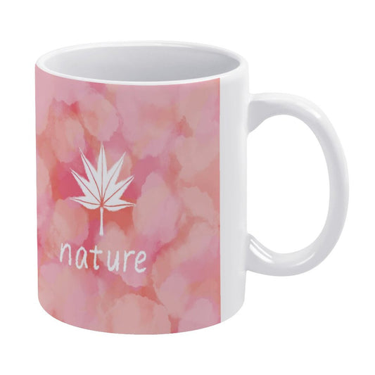 Taza blanca teñida con hoja de arce rosa 