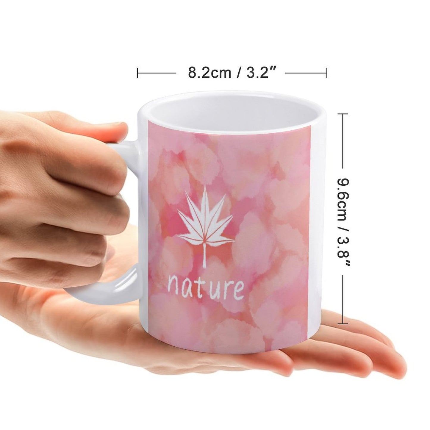 Taza blanca teñida con hoja de arce rosa 