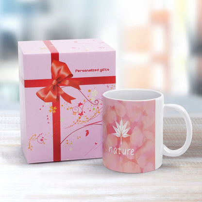 Taza blanca teñida con hoja de arce rosa 