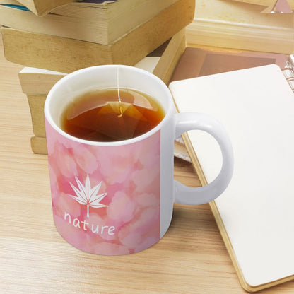 Taza blanca teñida con hoja de arce rosa 