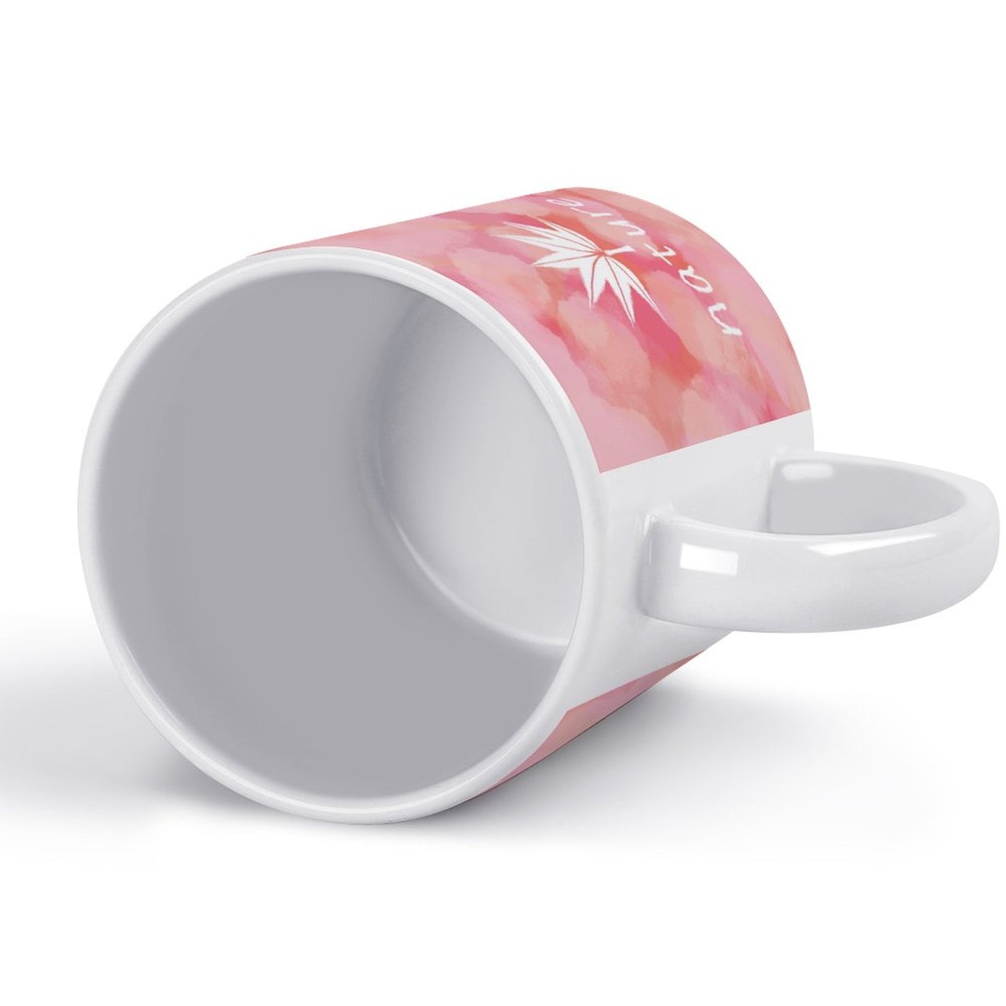 Taza blanca teñida con hoja de arce rosa 